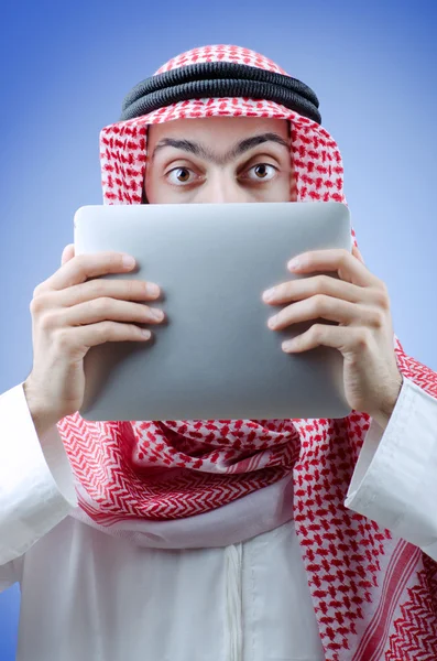 Молодий араб з планшетним комп'ютером — стокове фото