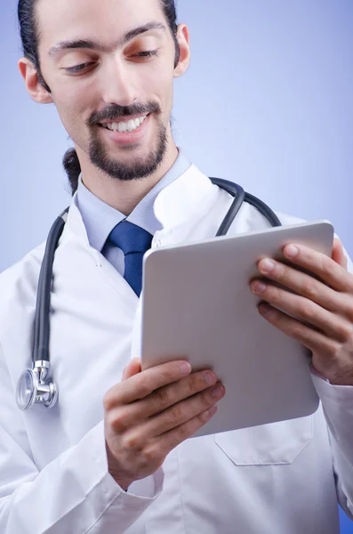 Doktor pracuje na tabletu — Stock fotografie