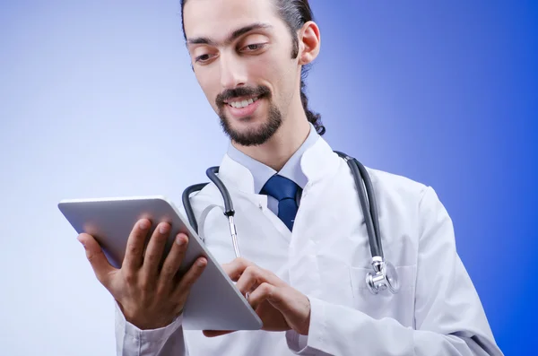 Arts werkzaam op de Tablet PC — Stockfoto