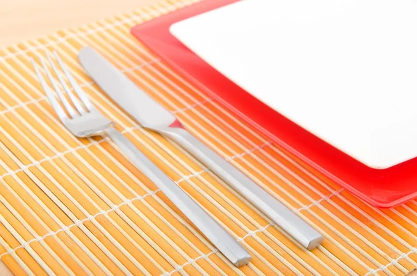Mesa servida con tenedor y cuchillo — Foto de Stock