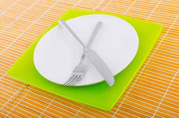 Emtpy plates with utensils on table — Stock Photo, Image