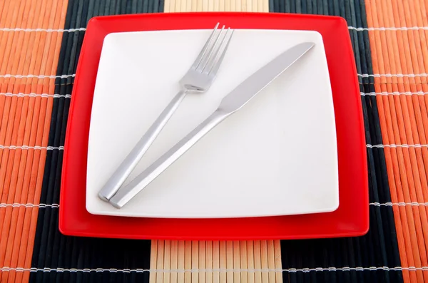 Placas Emtpy com utensílios na mesa — Fotografia de Stock