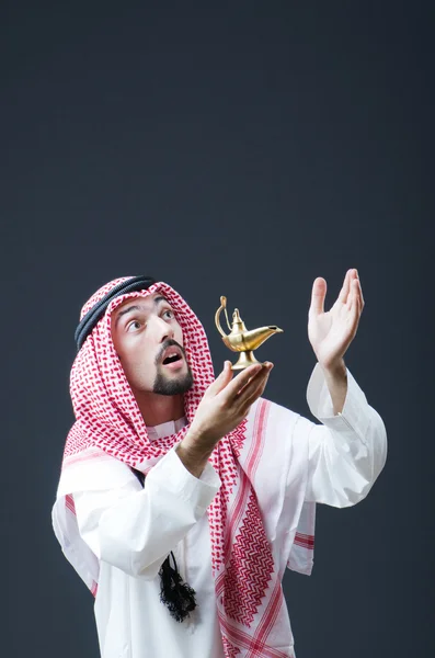 Портрет молодого араба с лампой — стоковое фото