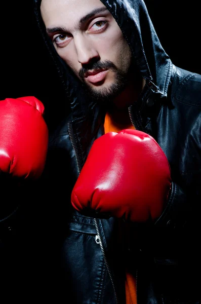Человек в боксёрских перчатках — стоковое фото