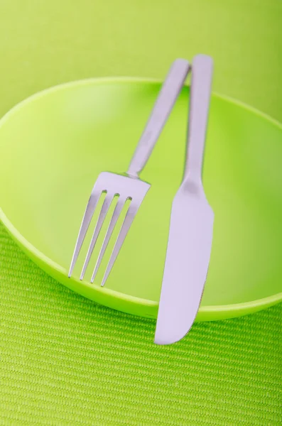 Placi goale cu ustensile pe masă — Fotografie, imagine de stoc
