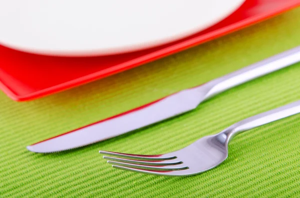 Emtpy platos con utensilios en la mesa —  Fotos de Stock