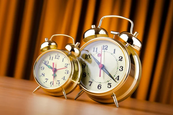 Έννοια του χρόνο με το ρολόι συναγερμών — Φωτογραφία Αρχείου