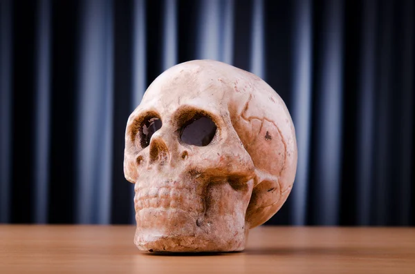 テーブルの上の頭蓋骨 — ストック写真