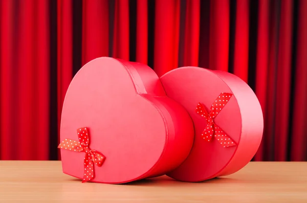 Caja de regalo en forma de corazón contra fondo —  Fotos de Stock