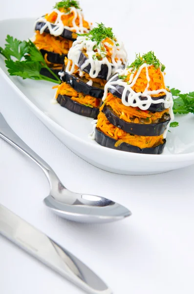 Piramidi d'insalata servite nel piatto — Foto Stock