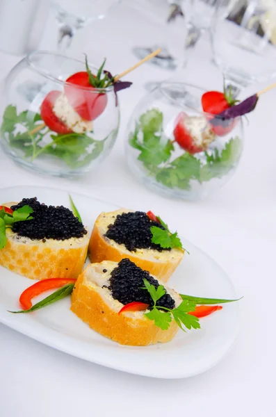 Schwarzer Kaviar im Teller — Stockfoto