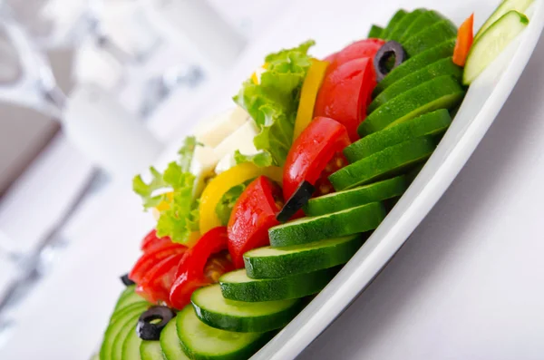 Salade de concombre et tomates dans une assiette — Photo