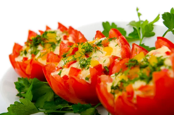 Tomates rellenos con ensalada rusa —  Fotos de Stock