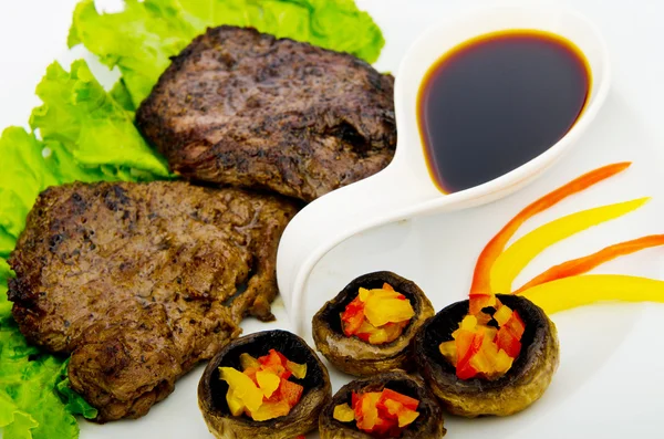 Steak mit Sauce im Teller — Stockfoto
