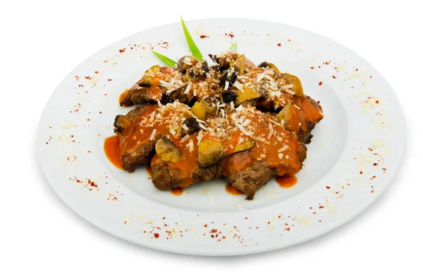 Vlees onder smakelijke saus in bord — Stockfoto