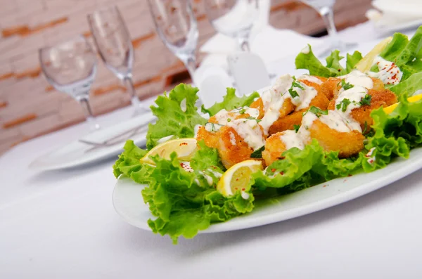 Salada de cessar servida no prato — Fotografia de Stock