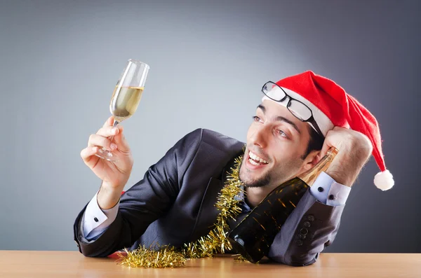П'яний бізнесмен після офісної різдвяної вечірки — стокове фото