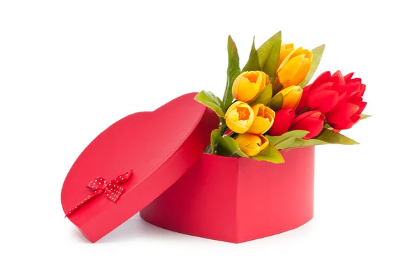 Flores y caja de regalo aislada en blanco — Foto de Stock