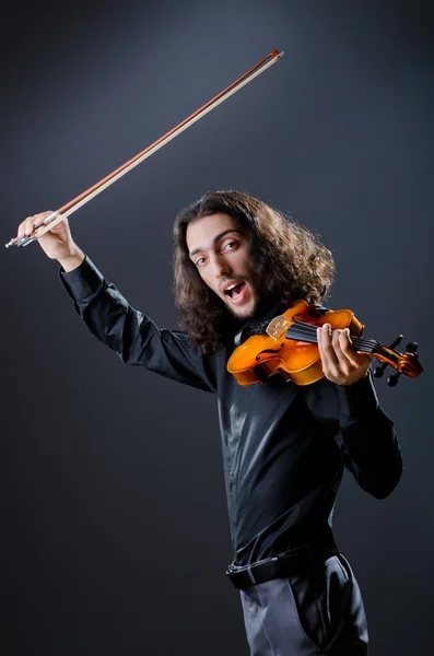 Скрипач играет на инструменте — стоковое фото