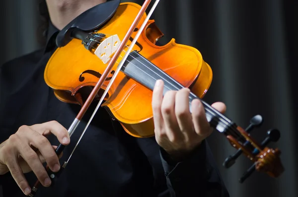 Скрипаль, грає на скрипці — стокове фото