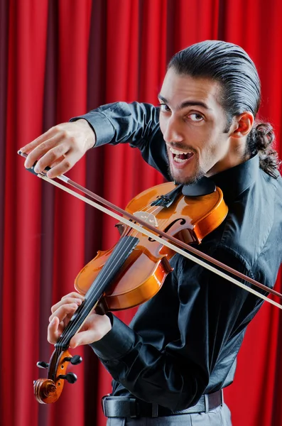 Vioolspeler die het instrument bespeelt — Stockfoto