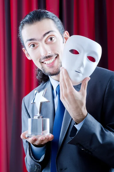 Homme recevant un prix en masque — Photo