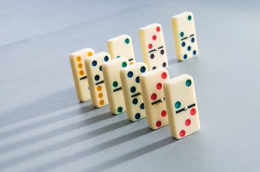 domino etkisi ile birçok parçalar