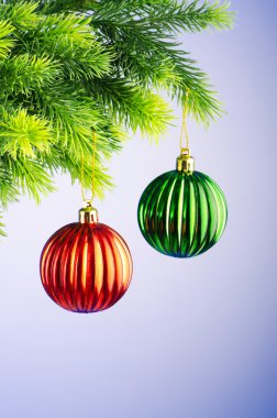 baubles kavramı kutlama Noel ağacı üzerinde