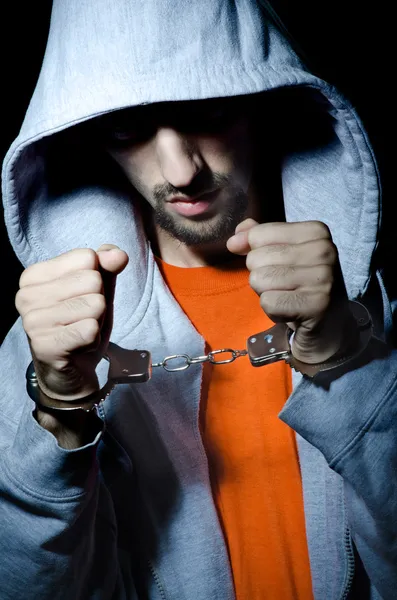 Młody przestępca w kajdankach — Zdjęcie stockowe