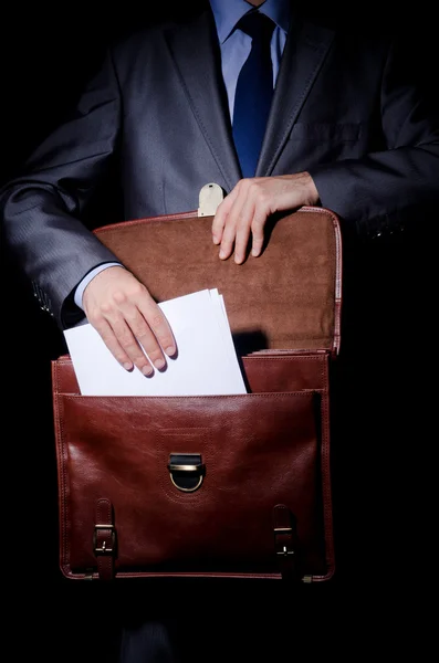 Бизнес-шпион с портфелем — стоковое фото