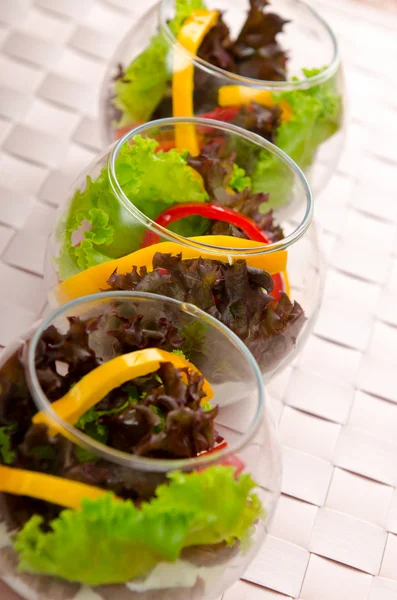 Lekkere salade geserveerd in glazen — Stockfoto