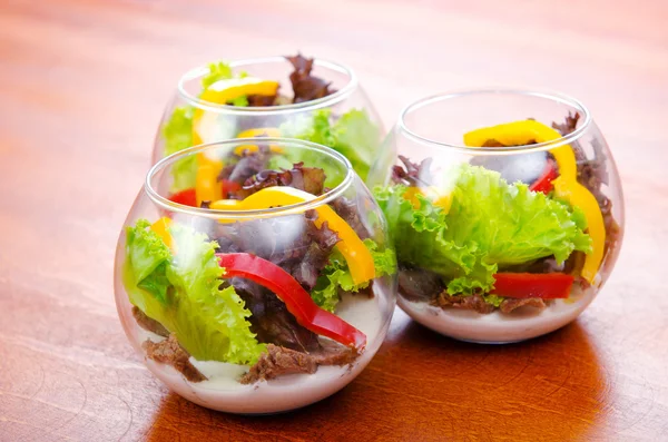 Salad segar yang sehat dalam mangkuk — Stok Foto