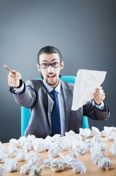 Geschäftsmann wirft Papier weg — Stockfoto