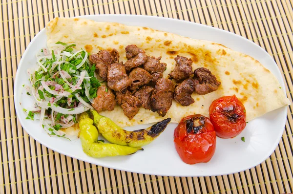 Kebab servido no prato — Fotografia de Stock