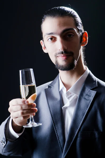 Hombre degustación de vino en vaso —  Fotos de Stock