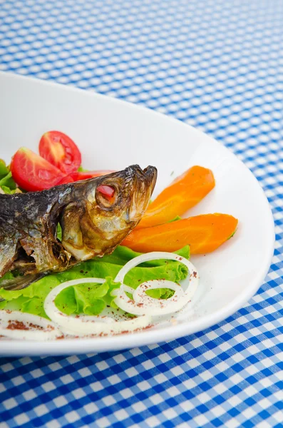Sült hal a tányéron — Stock Fotó
