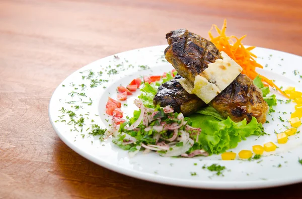 मांस व्यंजन कबाब प्लेट में served — स्टॉक फ़ोटो, इमेज