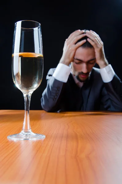 Ember szenved az alkohollal való visszaélés — Stock Fotó