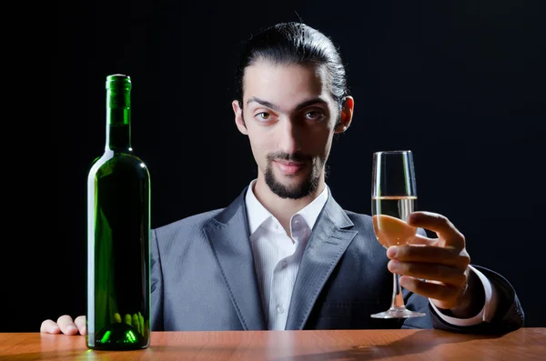 Homem degustação de vinho em vidro — Fotografia de Stock