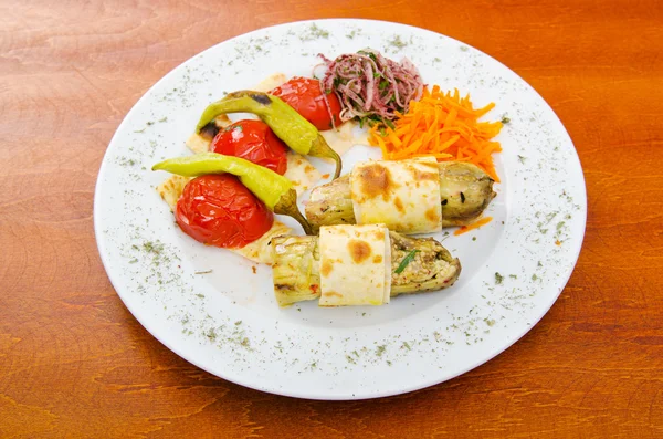 Grillade grönsaker serveras i tallriken — Stockfoto