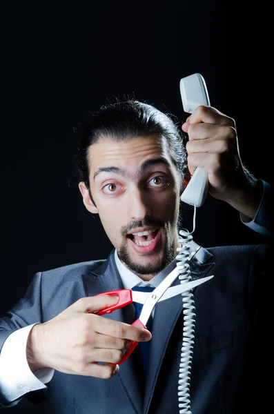 Homem cortando o cabo do telefone — Fotografia de Stock