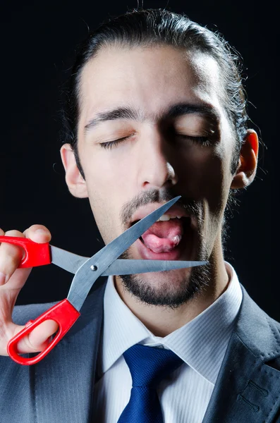 Snijden tong met een schaar — Stockfoto