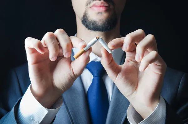 Nichtraucher-Konzept mit Zigarette — Stockfoto