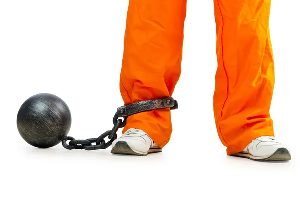 Заключенный с наручниками на белом — стоковое фото