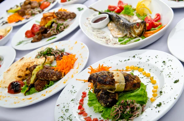 Massor av måltider som serveras på bordet — Stockfoto
