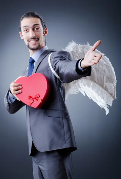 Mann mit Flügeln und Geschenkbox — Stockfoto
