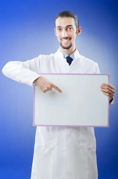 Doctor con tablero de mensajes en blanco —  Fotos de Stock
