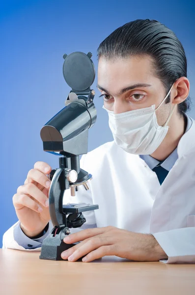 Químico trabalhando com microscópio — Fotografia de Stock