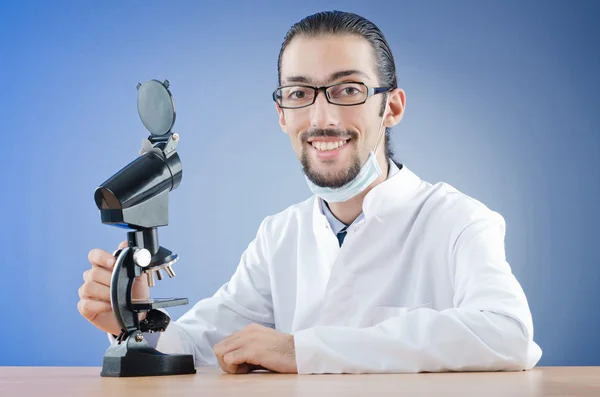 Chemiker arbeitet mit Mikroskop — Stockfoto