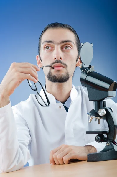 顕微鏡の使用の化学者 — ストック写真